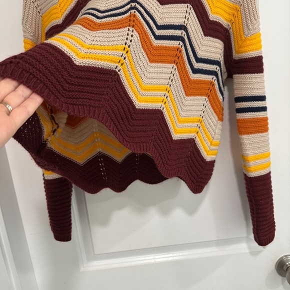 UK2LA | Long Sleeve Chevron Pattern Sweater Scallop Hem Slightly Cropped - Picture 4 of 7